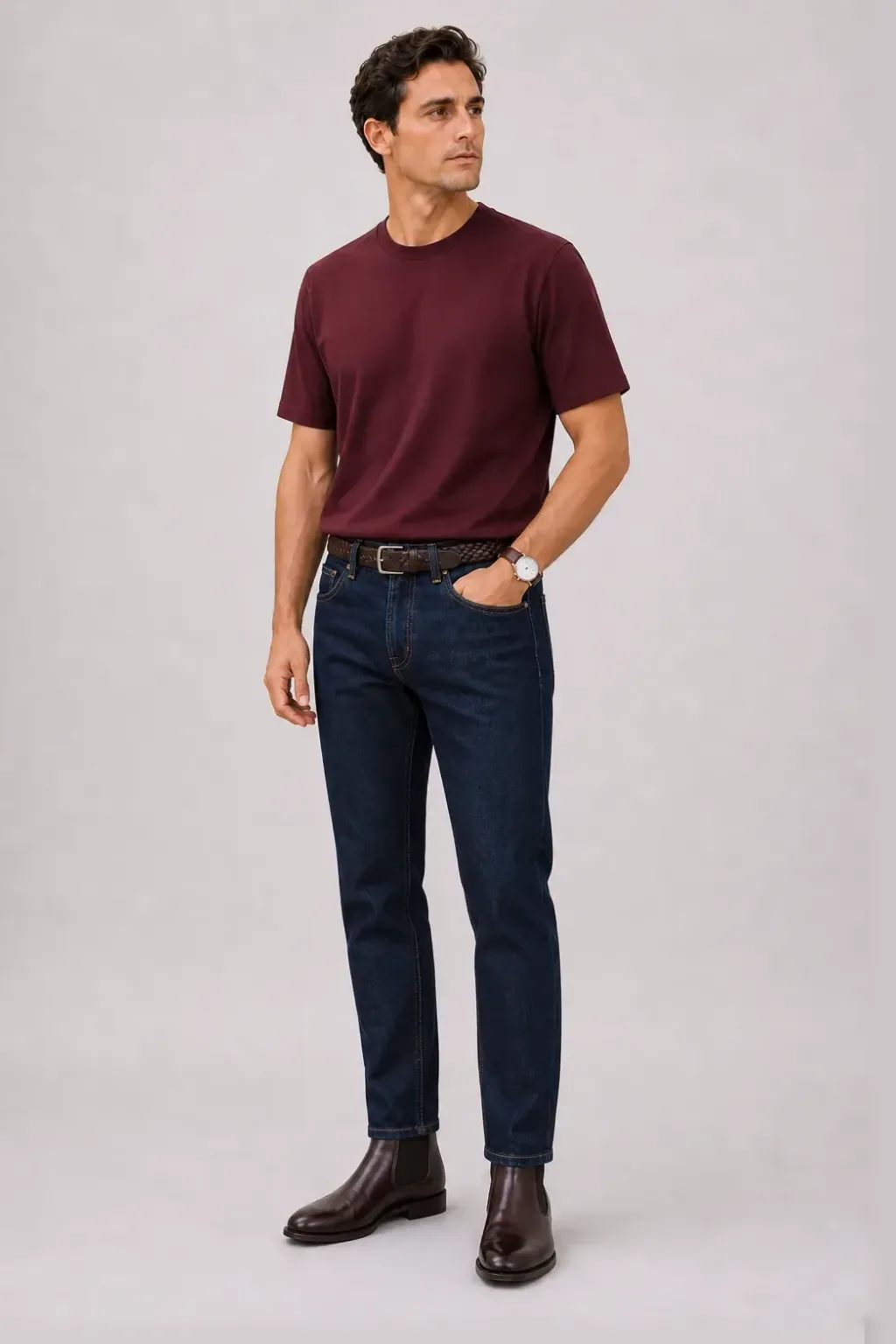 T-Shirt Bordeaux, dazu Jeans Navy und Bootsschuh