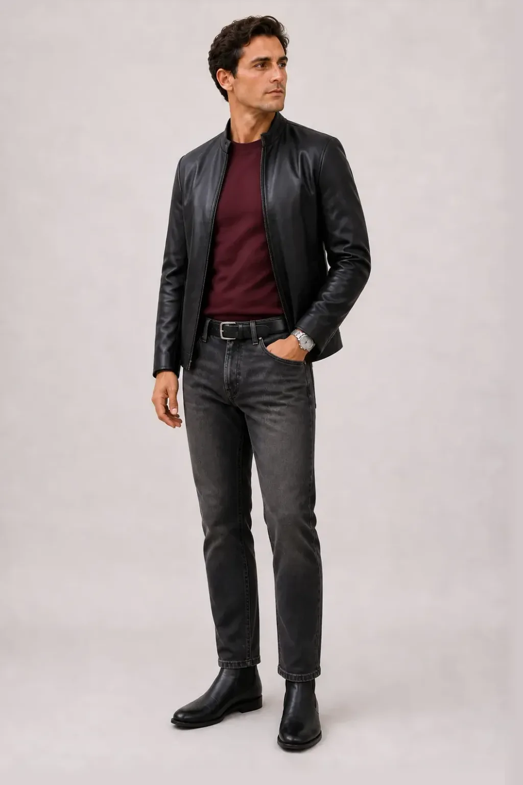 Lederjacke Schwarz über T-Shirt Bordeaux, dazu Jeans Dunkelgrau und Chelsea Boot