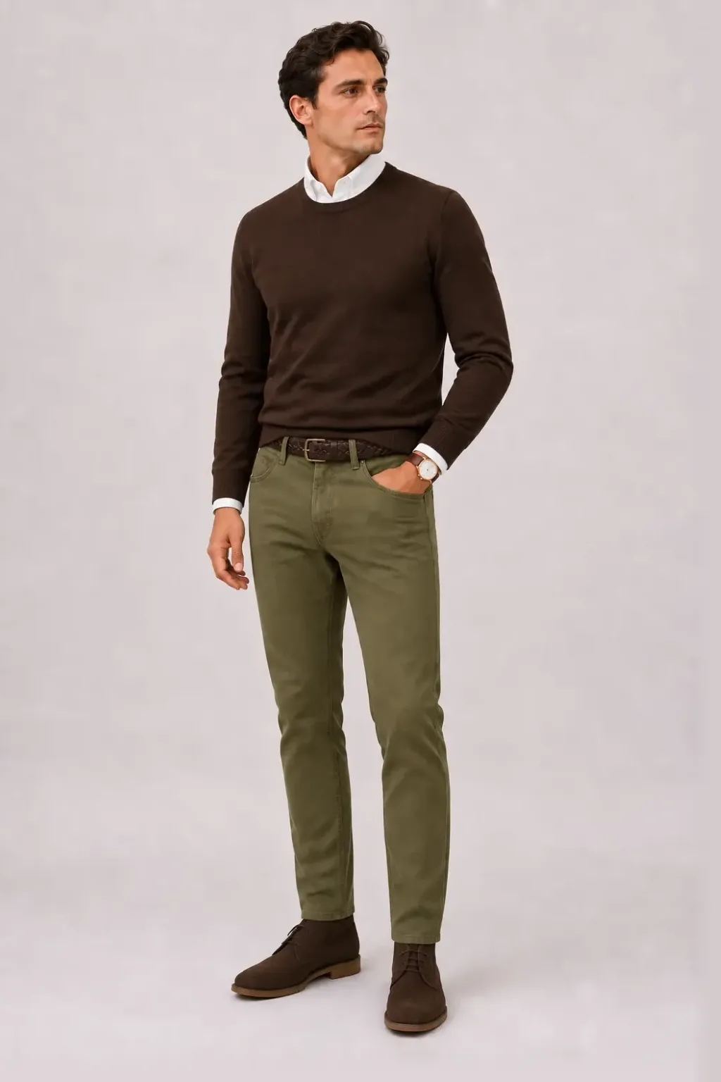 Crewneck-Pullover Feinstrick Schokobraun über Button-Down-Hemd, dazu Chino Oliv und Desert Boot
