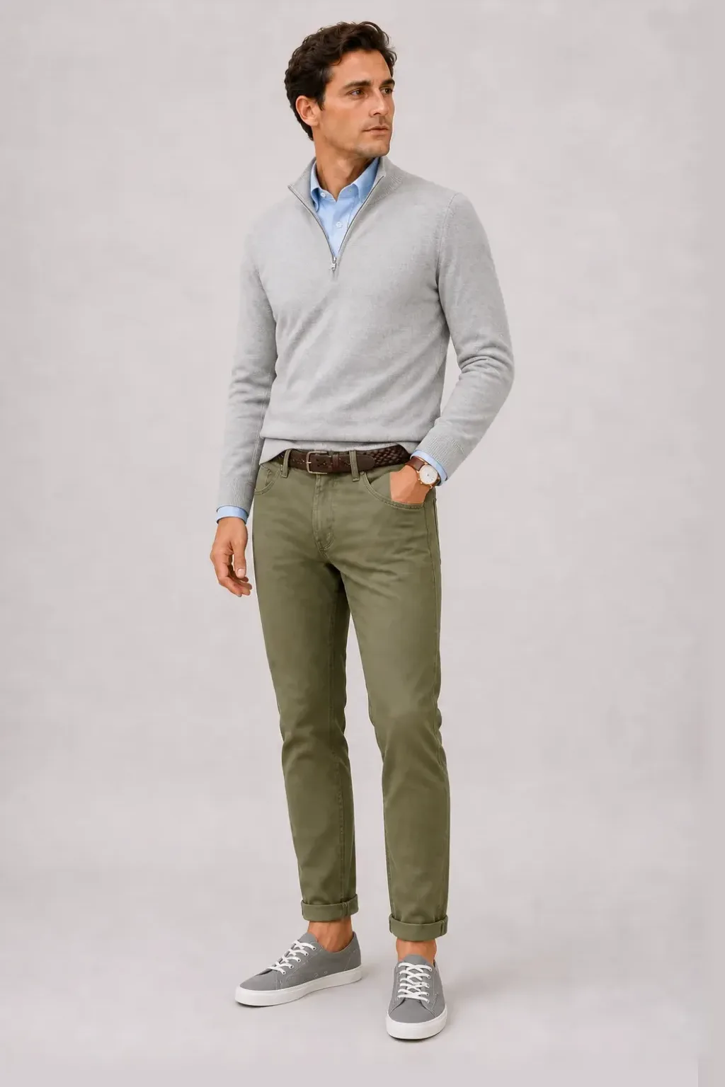 Half-Zip Pullover Feinstrick Hellgrau über Button-Down-Hemd, dazu Chino Oliv und Canvas Sneaker