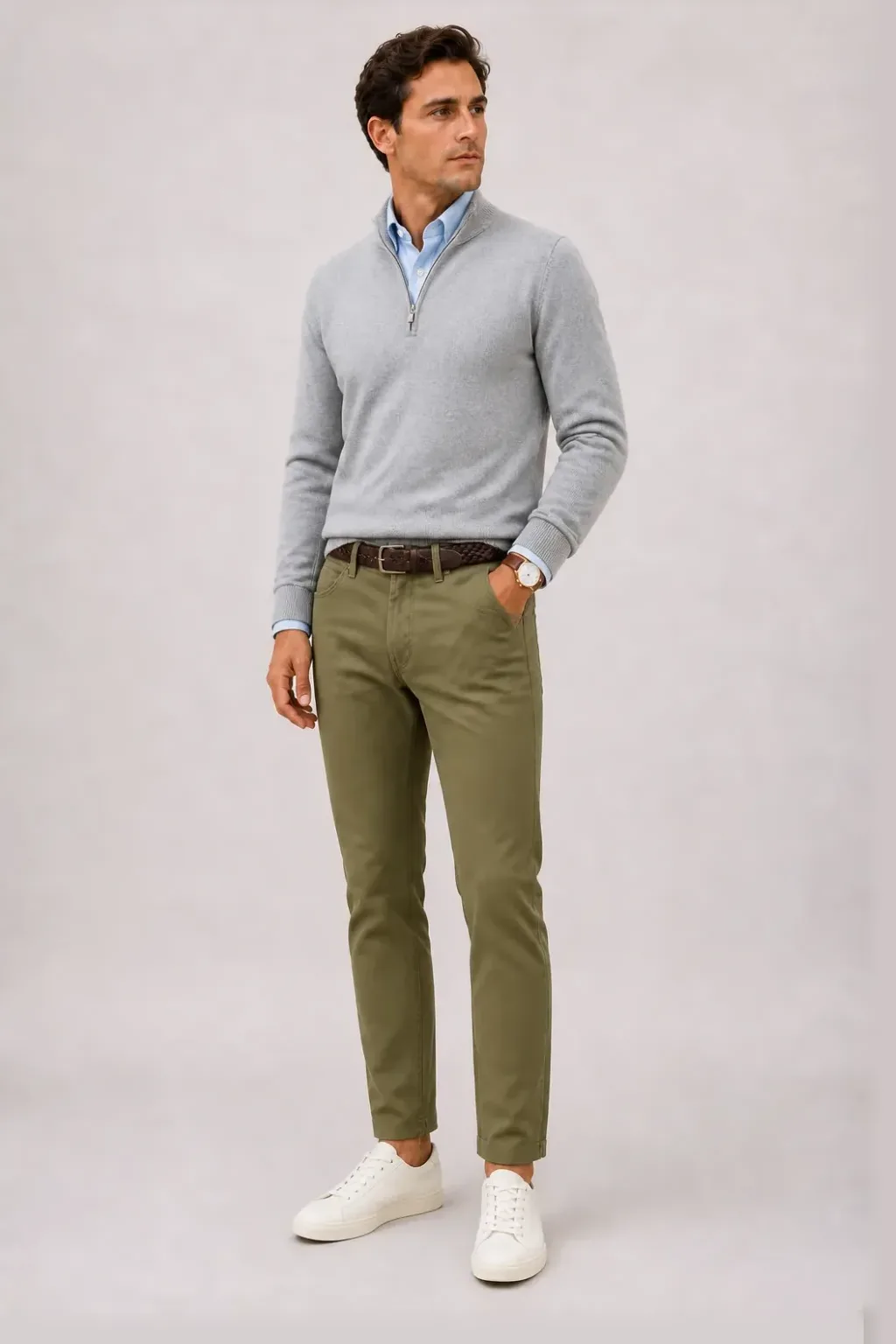 Half-Zip Pullover Feinstrick Hellgrau über Button-Down-Hemd, dazu Chino Oliv und Canvas Sneaker — Canvas Sneaker Off-White