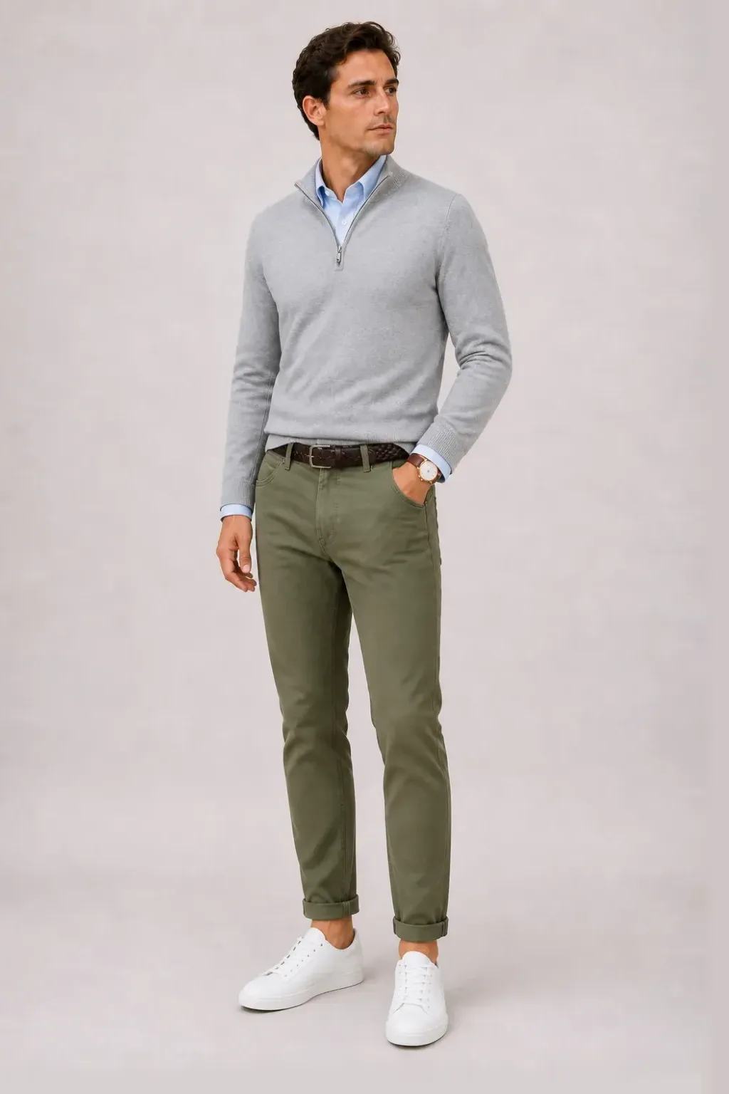 Half-Zip Pullover Feinstrick Hellgrau über Button-Down-Hemd, dazu Chino Oliv und Canvas Sneaker