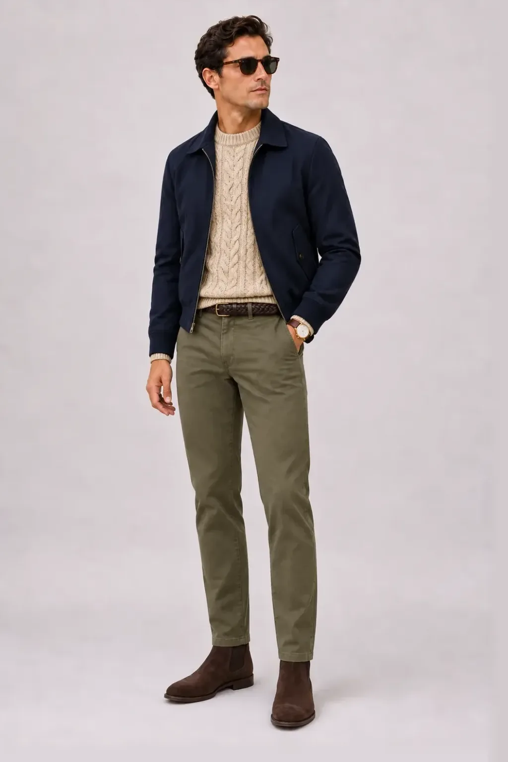 Harrington Blouson Navy über Zopfstrick-Pullover, dazu Chino Oliv und Chelsea Boot Wildleder