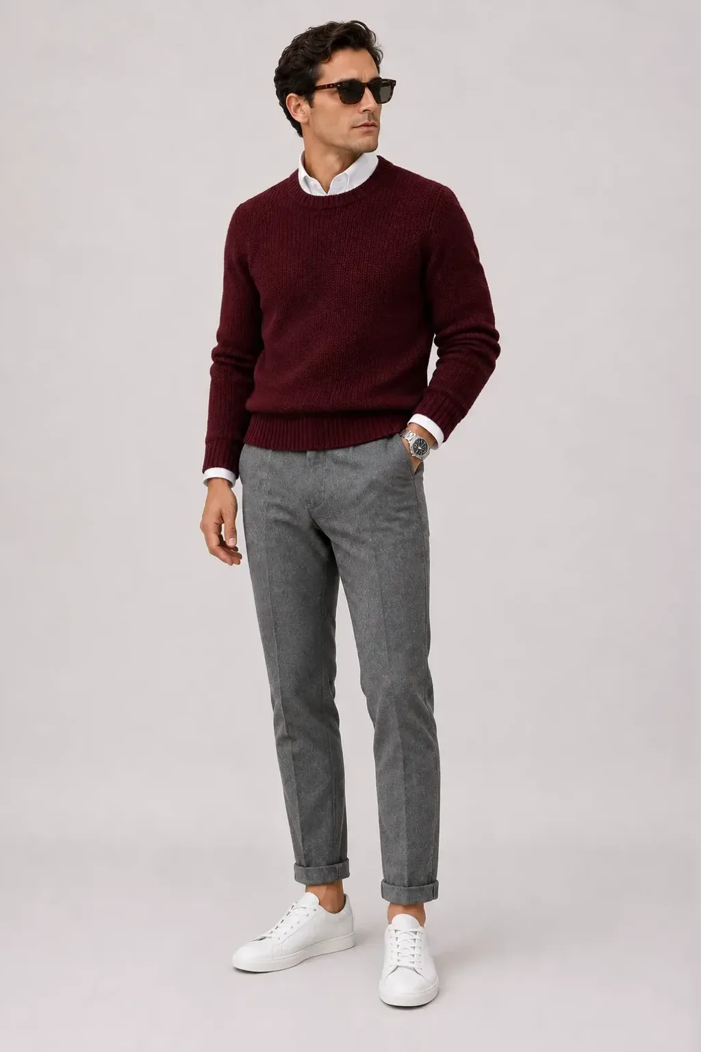 Grobstrick-Pullover Bordeaux über Button-Down-Hemd, dazu Flanellhose Mittelgrau und Sneaker
