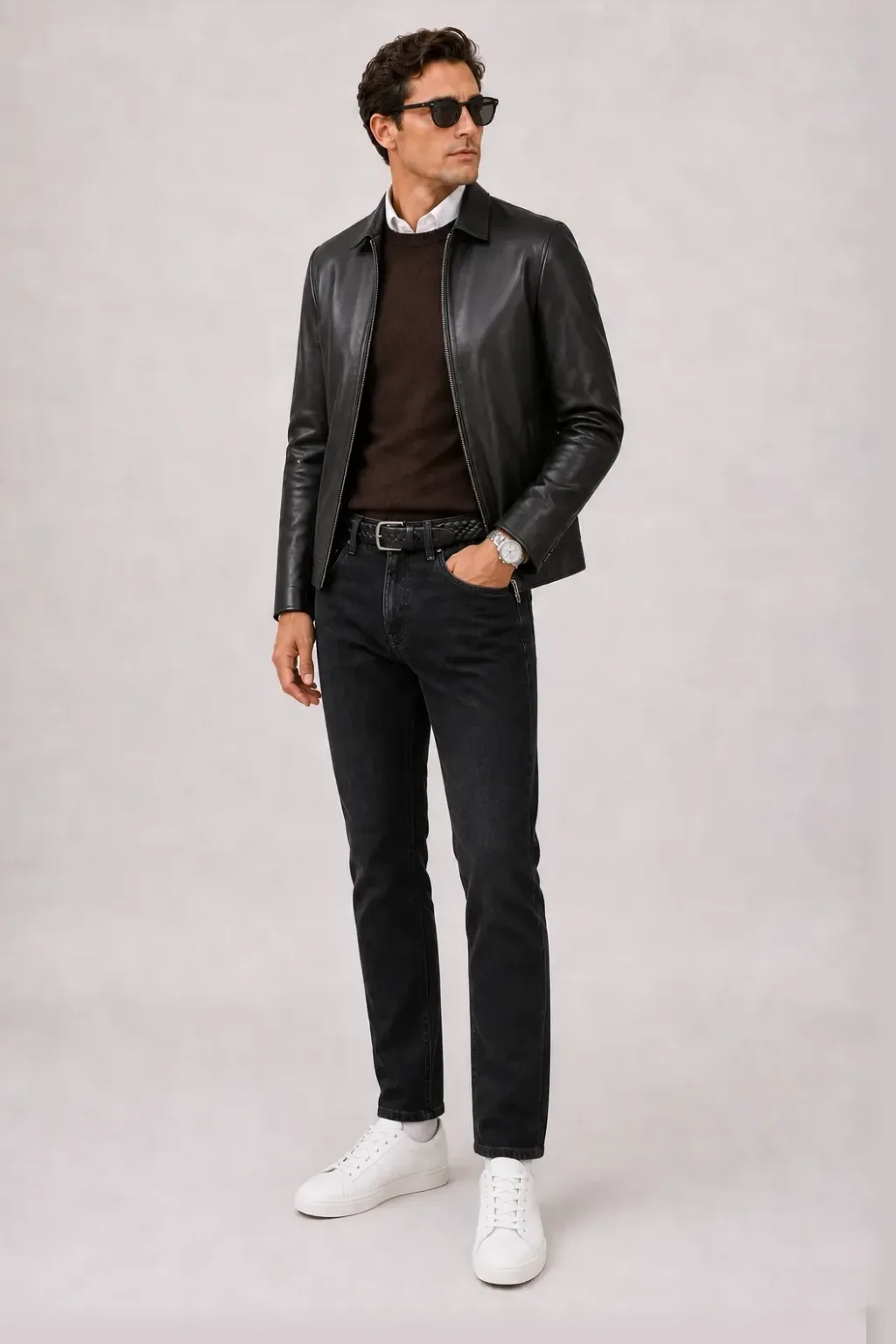 Lederjacke Schwarz über Crewneck-Pullover Feinstrick Schokobraun und Button-Down-Hemd Weiss, dazu Jeans Schwarz und Chelsea Boot