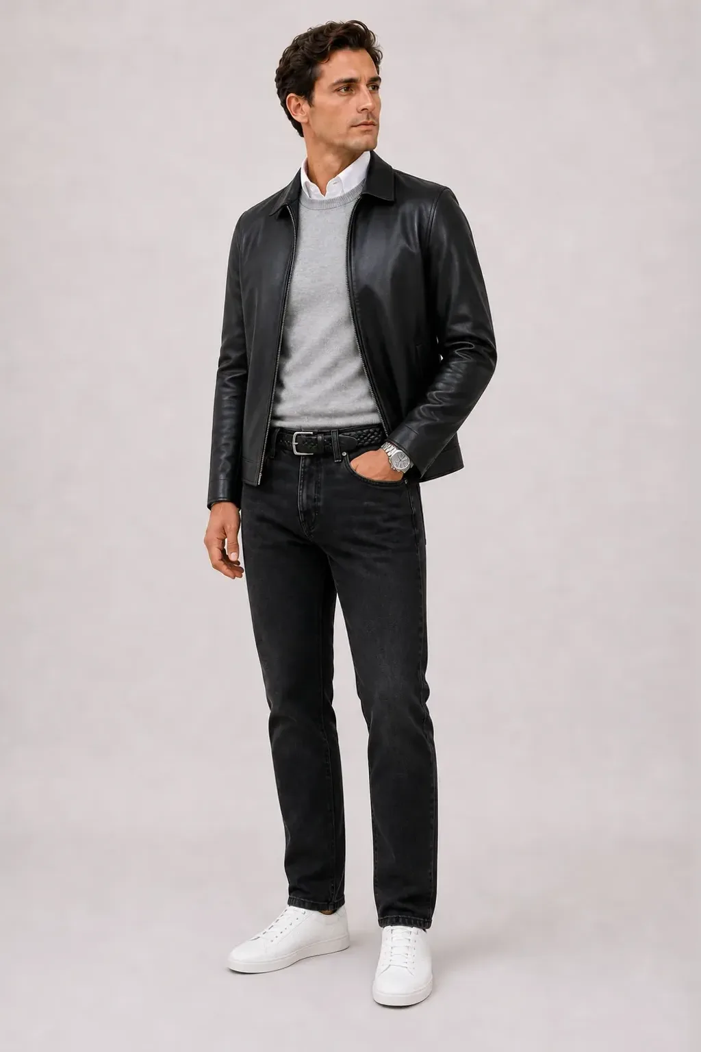 Lederjacke Schwarz über Crewneck-Pullover Feinstrick Hellgrau und Button-Down-Hemd Weiss, dazu Jeans Schwarz und Chelsea Boot