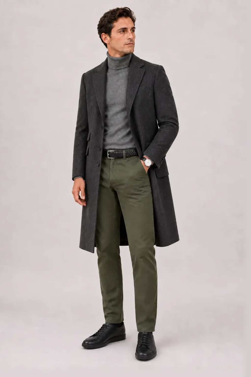 Langer Mantel Dunkelgrau über Rollkragenpullover Mittelgrau, dazu Chino Oliv und Chelsea Boot