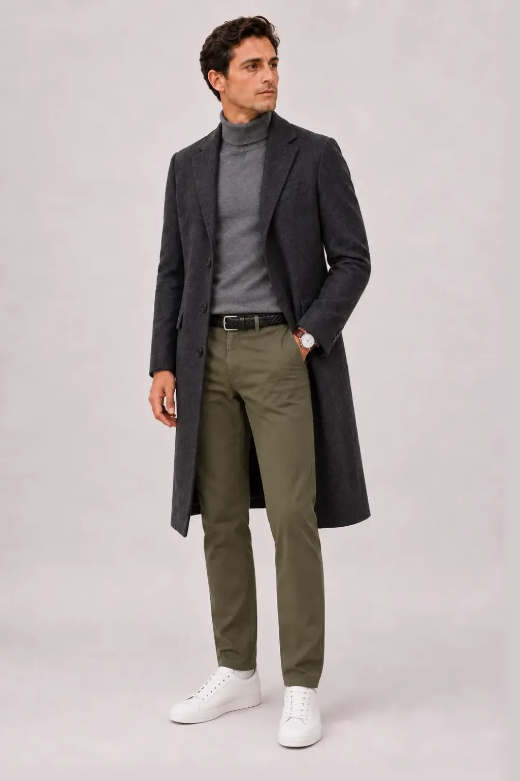 Langer Mantel Dunkelgrau über Rollkragenpullover Mittelgrau, dazu Chino Oliv und Chelsea Boot